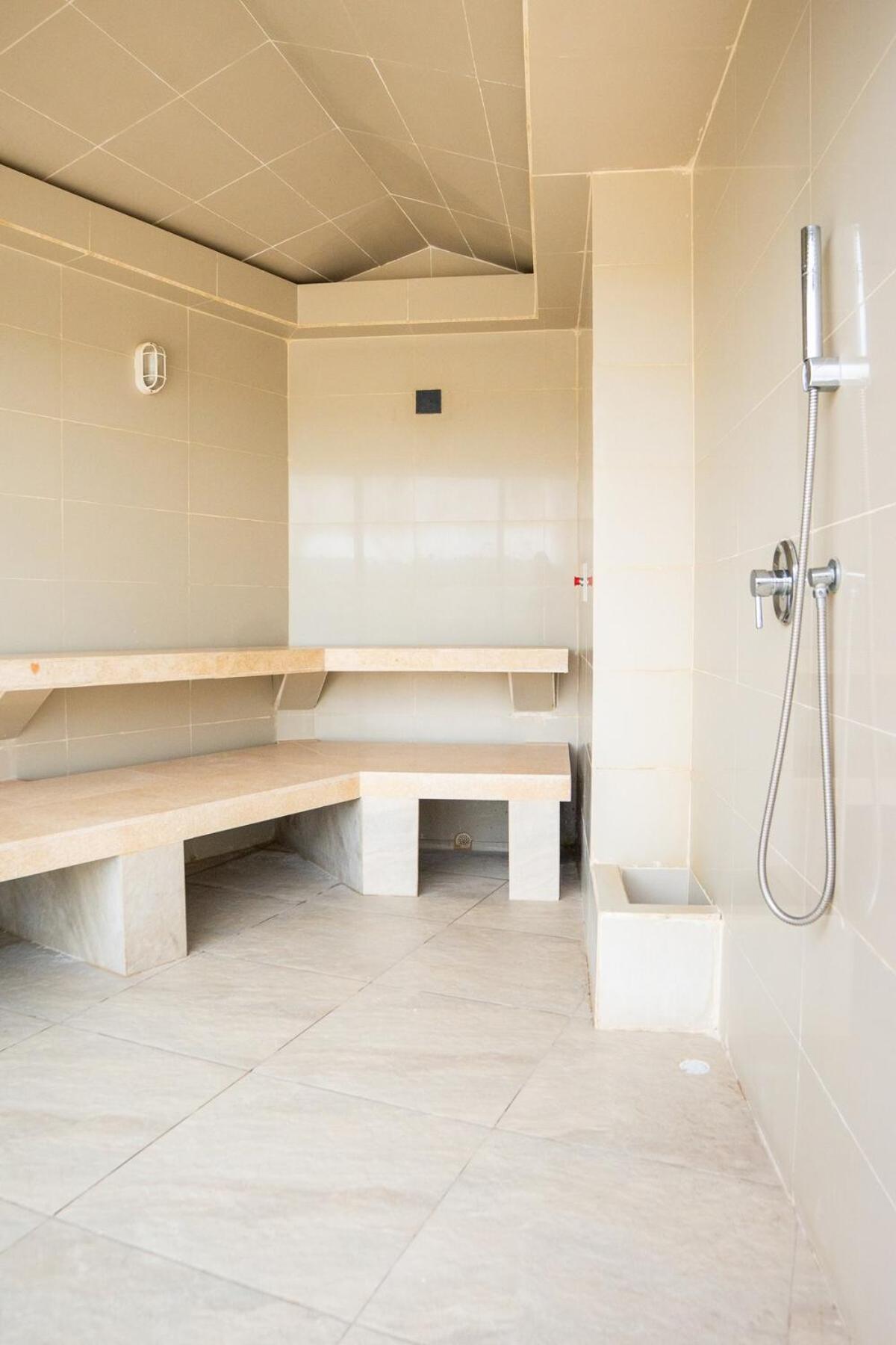 Beachfront With Pool Jacuzzi Sauna Gym Fast Wifi And Air Conditioning